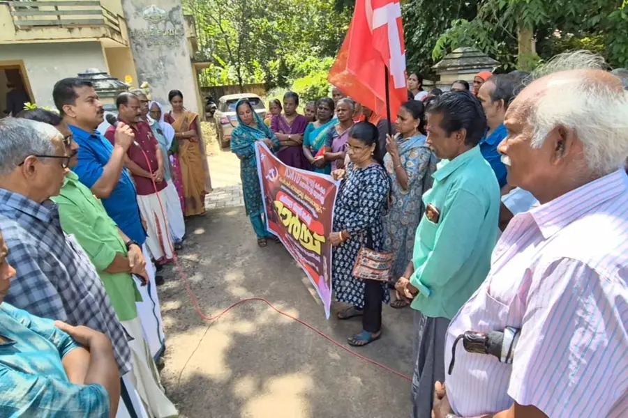 കെ.എസ്.കെ.ടി.യു. വില്ലേജ് ഓഫീസിലേക്ക് മാർച്ച് നടത്തി