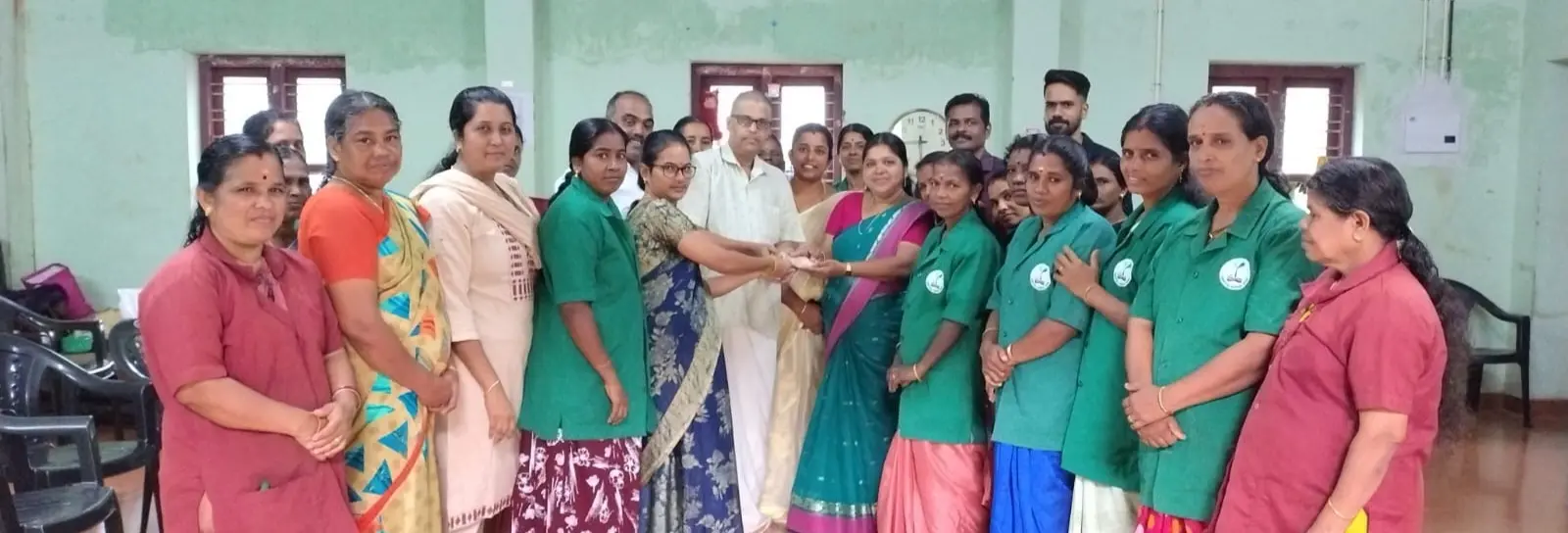 പെരുവമ്പ് കല്ലഞ്ചിറയിൽ മാലിന്യശേഖരണത്തിനിടെ ലഭിച്ച തുക ഉടമ ബാലകൃഷ്ണന് കൈമാറുന്നു