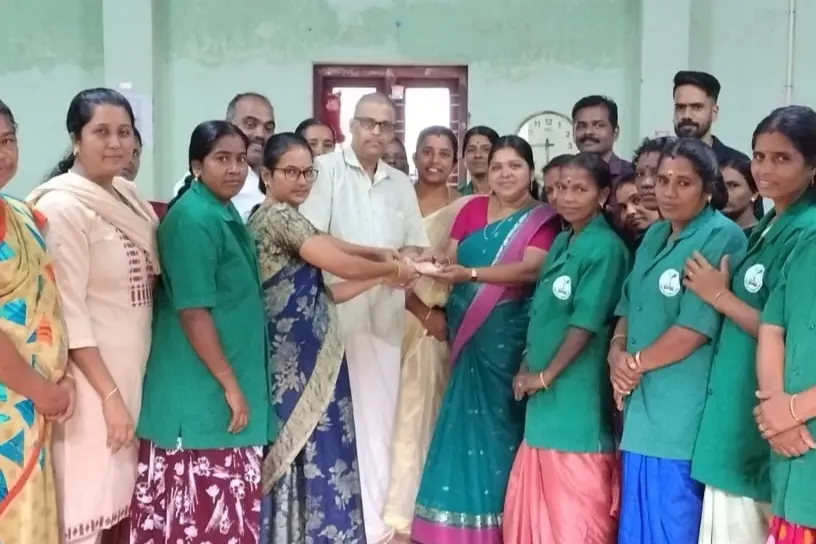 ഹരിതകർമസേനാംഗങ്ങൾക്ക് ലഭിച്ച തുക ഉടമയ്ക്കുകൈമാറി