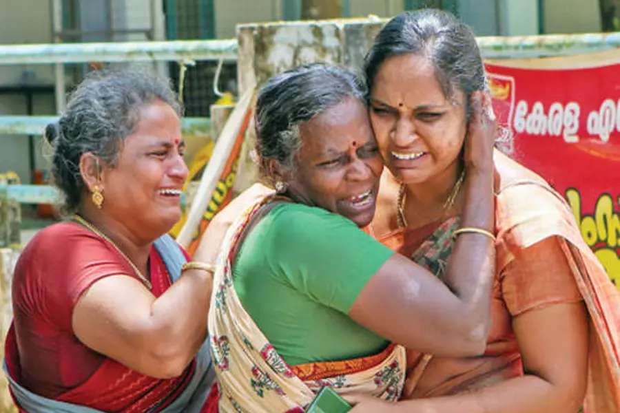 ‘എൻ രാസാ എന്നെ വിട്ട് പോയിലയേ...’; മോർച്ചറിപരിസരത്തെ കീറിമുറിച്ച് അമ്മക്കണ്ണീർ