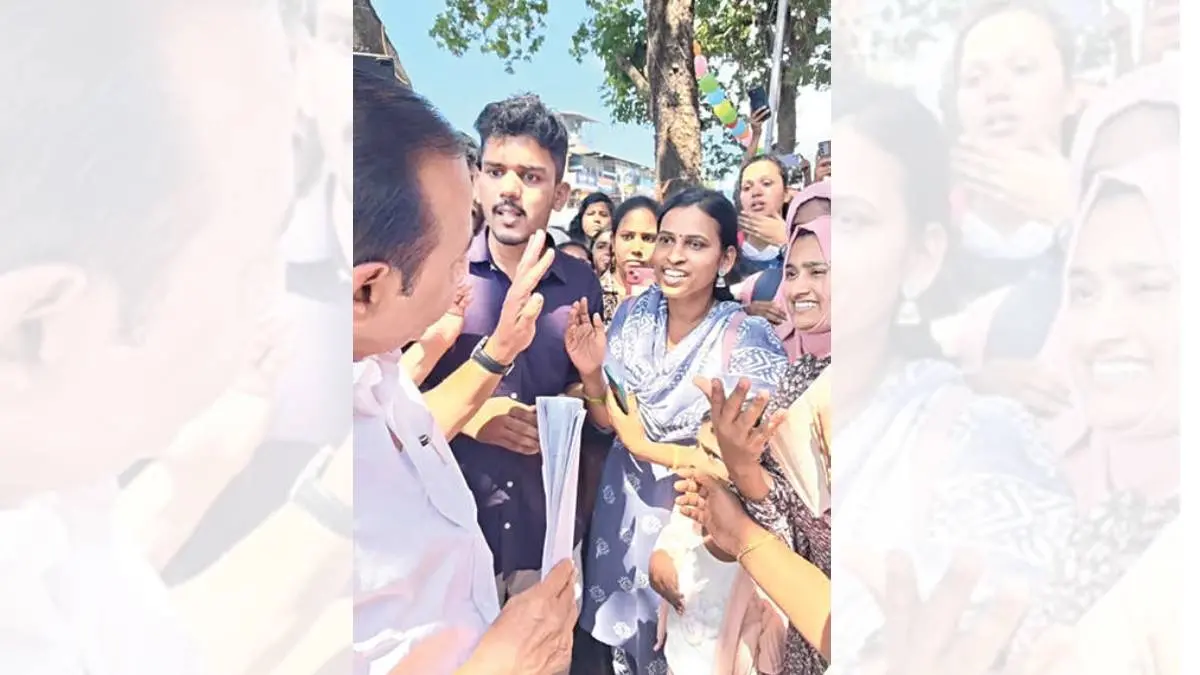 ഉദ്യോഗാർഥികൾക്കരികിലേക്ക് മുഖ്യമന്ത്രി വി.ഡി. സതീശൻ എത്തിയപ്പോൾ