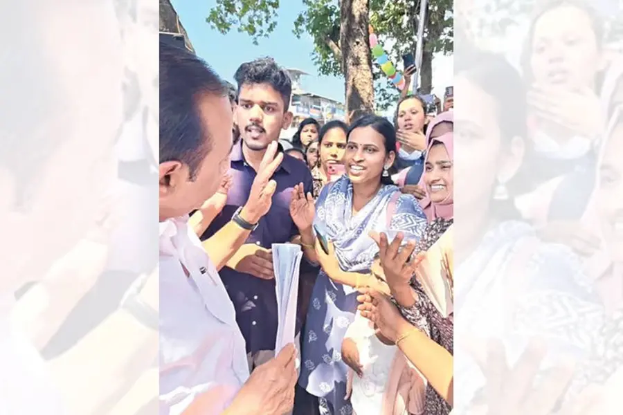 വഴിയരികിൽ കാത്തുനിന്ന ഉദ്യോഗാർഥികൾക്കരികിലെത്തി മുഖ്യമന്ത്രി; കൈയടിയോടെ സ്വീകരണം, നിവേദനം കൈമാറി