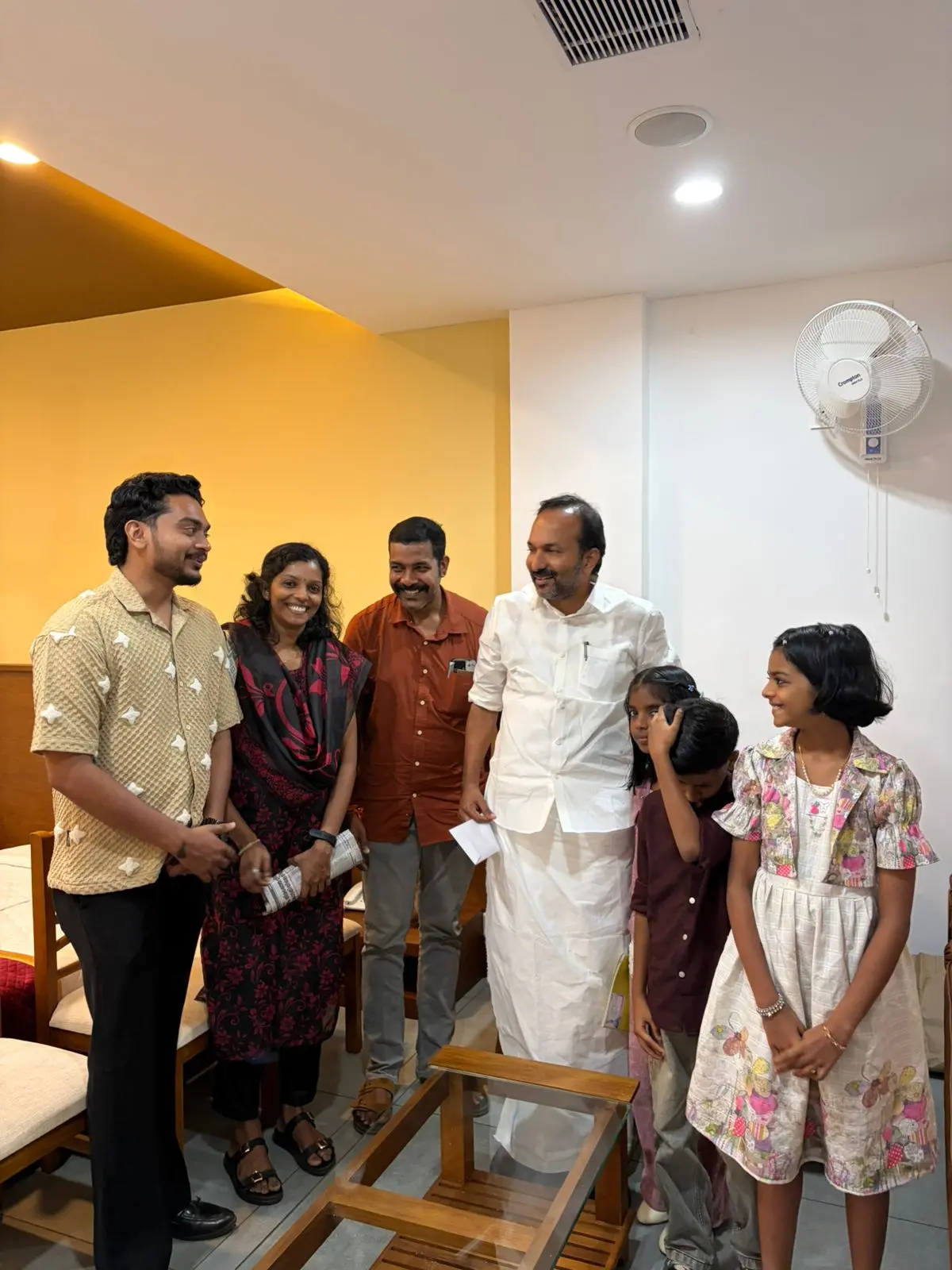 മാറാട് ജിനരാജദാസ് സ്കൂൾ വിദ്യാർഥികൾ അധ്യാപകേരാടൊപ്പം മന്ത്രി പി.സി. വിഷ്ണുനാഥിനെ സന്ദർശിച്ചപ്പോൾ