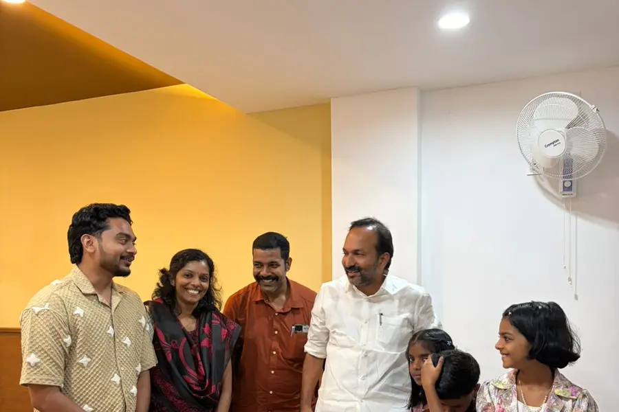 മാറാട് ജിനരാജ് ദാസ് സ്കൂൾ വിദ്യാർഥികൾ മന്ത്രി പി.സി. വിഷ്ണുനാഥിന് നിവേദനംനൽകി