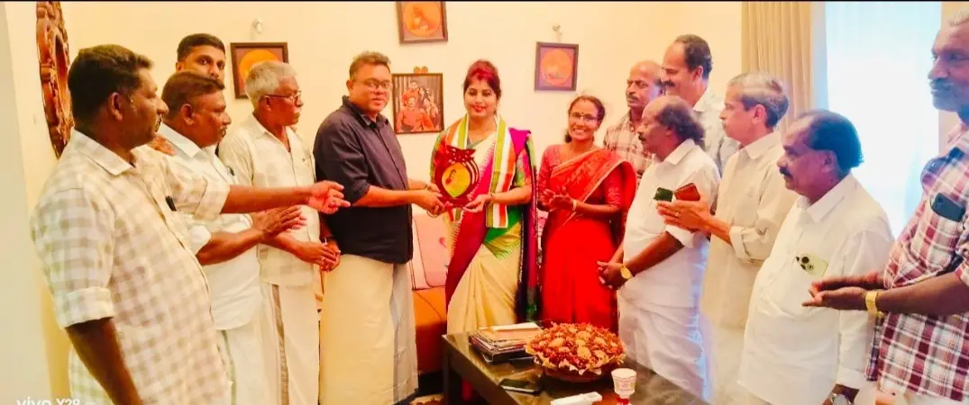സംസ്ഥാന അധ്യാപക പുരസ്കാരജേതാവ് ബിന്ദു പി. സുഭാഷിനെ മുക്കം മണ്ഡലം കോൺഗ്രസ് കമ്മിറ്റിയുടെ നേതൃത്വത്തിൽ ആദരിച്ചപ്പോൾ