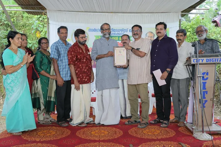 പി.ടി. തങ്കപ്പൻ മാസ്റ്റർ പുരസ്കാരം സുനിൽ പി. ഇളയിടത്തിന് സമ്മാനിച്ചു