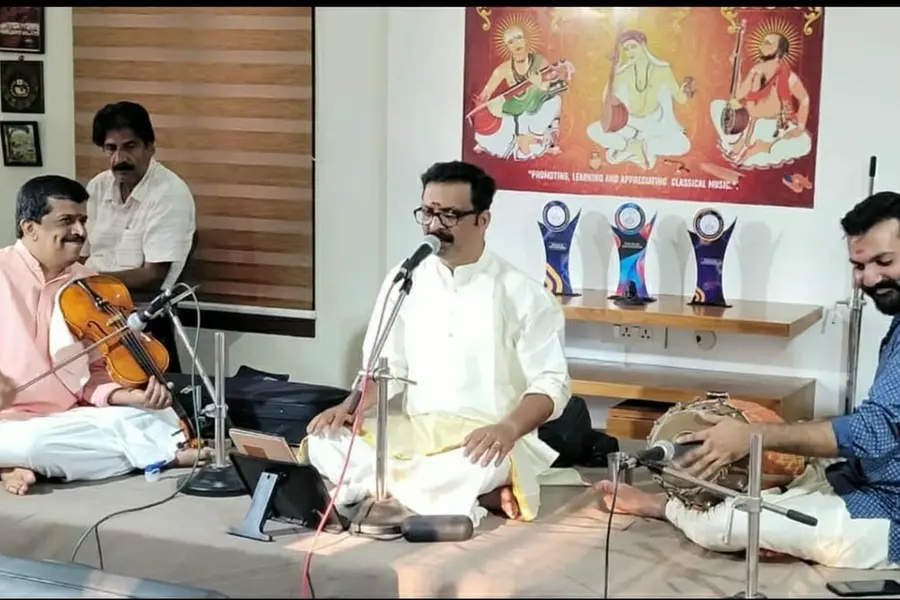 പറശ്ശിനിയിൽ തവളപ്പാറ ഇന്ദീവരം ഹാളിൽ സംഗീതസദസ്സ് നടത്തി