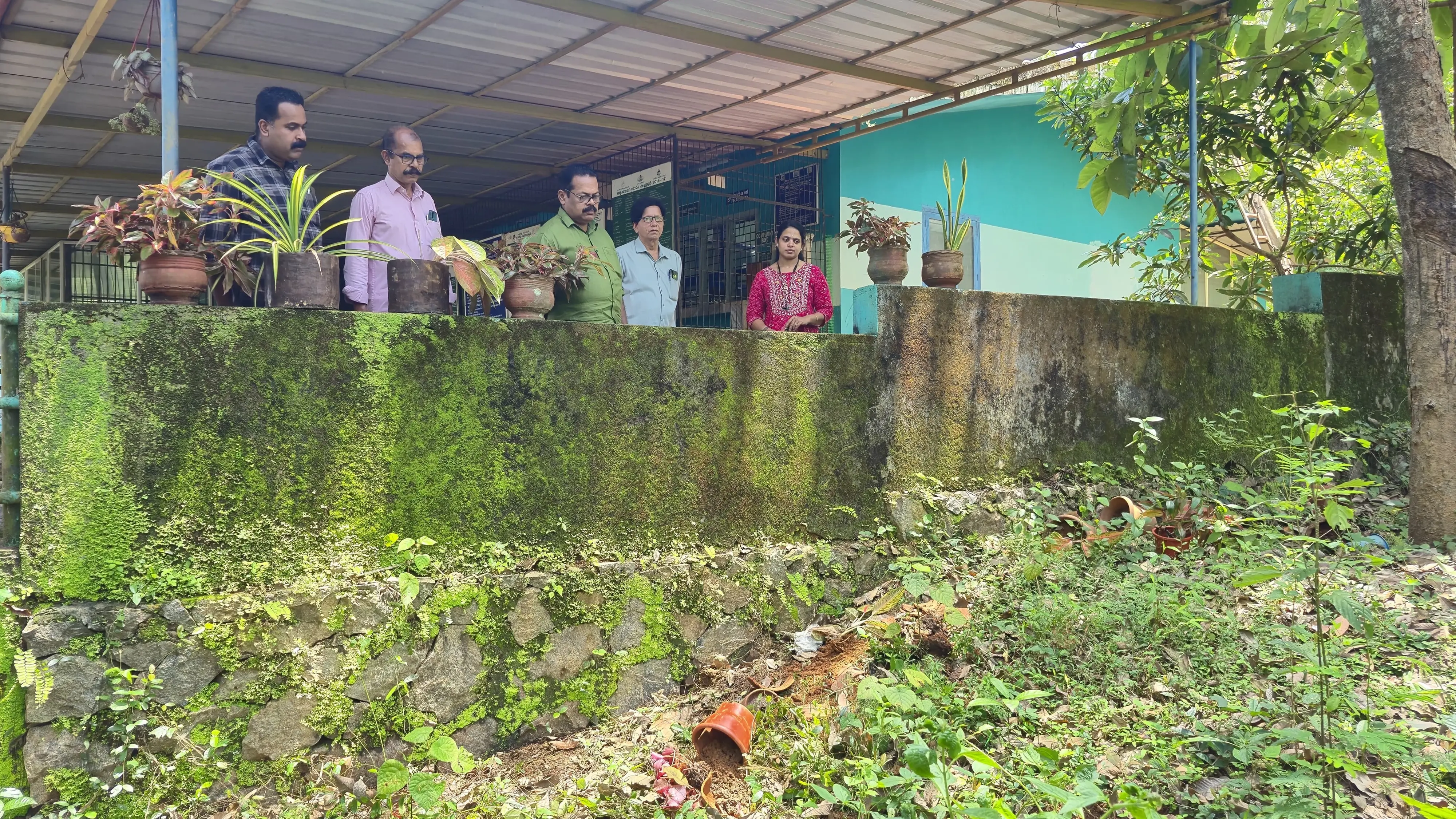 മാലൂർ ഗവ. ആയുർവേദ ആസ്പത്രി പഞ്ചായത്ത് പ്രസിഡൻറ് കരിപ്പായി സുരേഷ് ബാബുവിന്റെ നേതൃത്വത്തിൽ സന്ദർശിക്കുന്നു