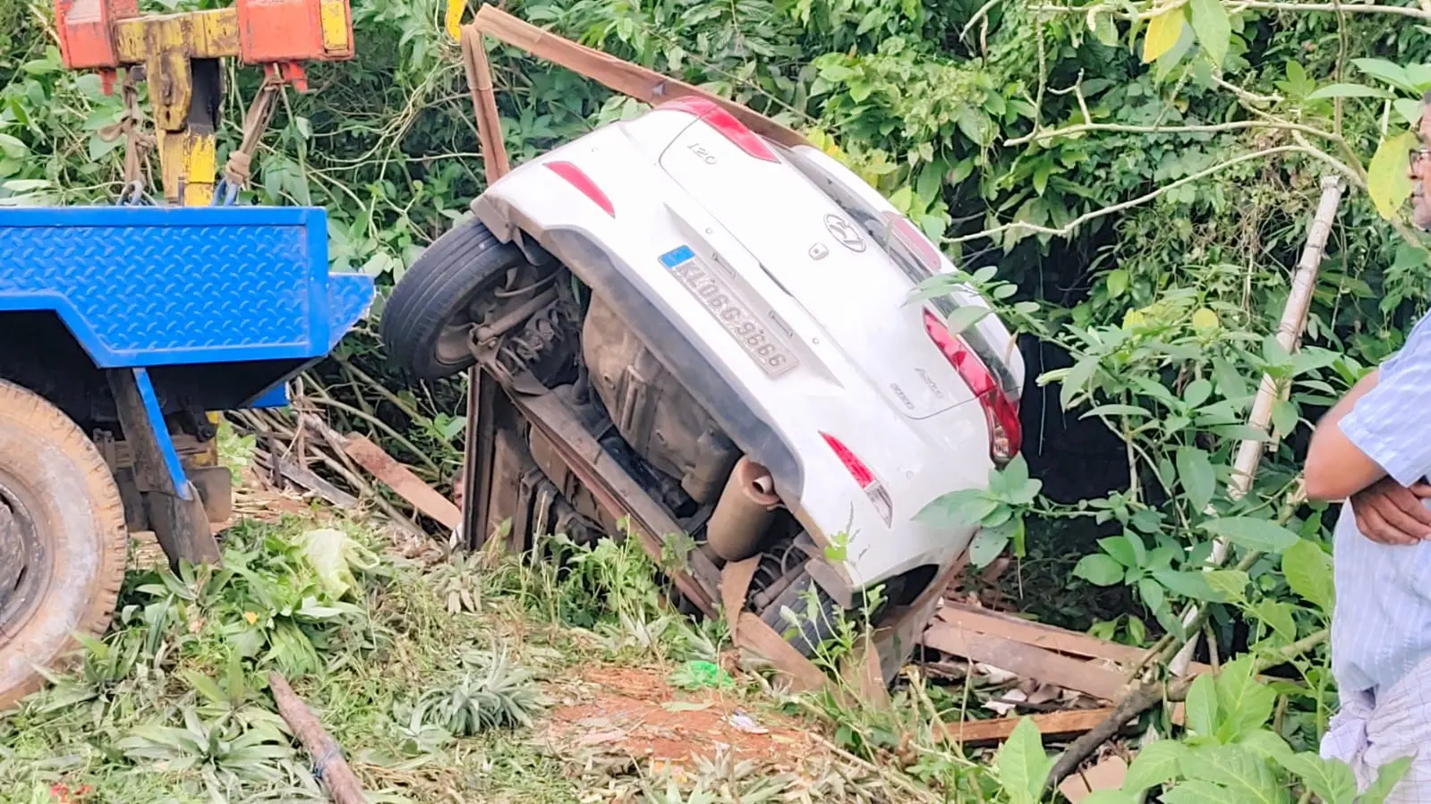 ഇഞ്ചപ്പാറക്കവലയിലെ അപകടവളവിൽ നിയന്ത്രണംവിട്ട് പെട്ടിക്കട തകർത്ത് താഴേക്ക് പതിച്ച കാർ