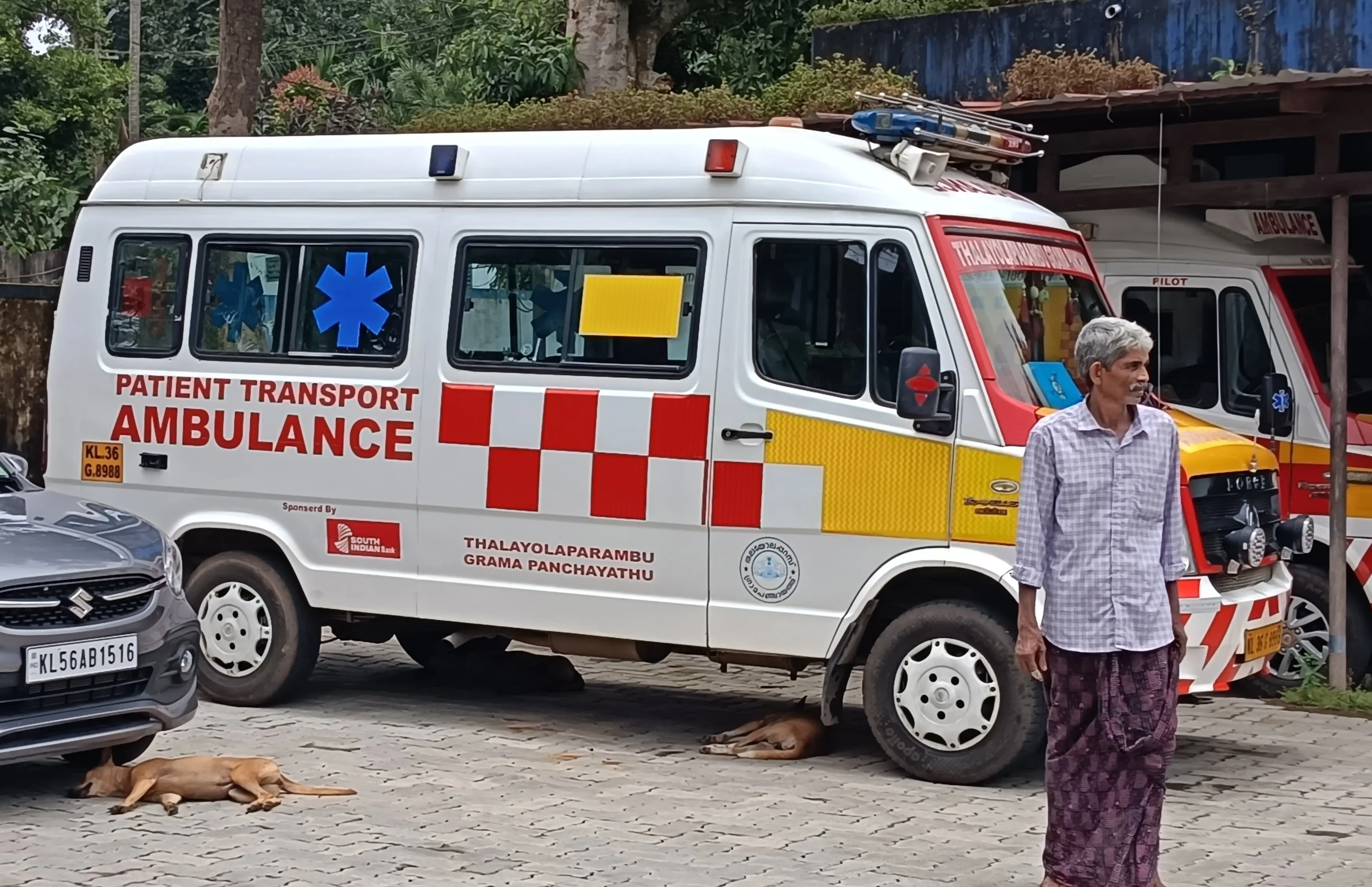 തലയോലപ്പറമ്പ് കുടുംബാരോഗ്യകേന്ദ്രത്തിൽ ആംബുലൻസിനടിയിൽ തെരുവുനായ്ക്കൾ താവളമാക്കിയിരിക്കുന്നു