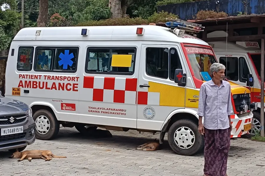 അവരെ പേടിച്ചാരും ഇതുവഴി നടപ്പീലാ..; കുടുംബാരോഗ്യകേന്ദ്രത്തിന്റെ വളപ്പിൽ നായകളുടെ വിളയാട്ടം