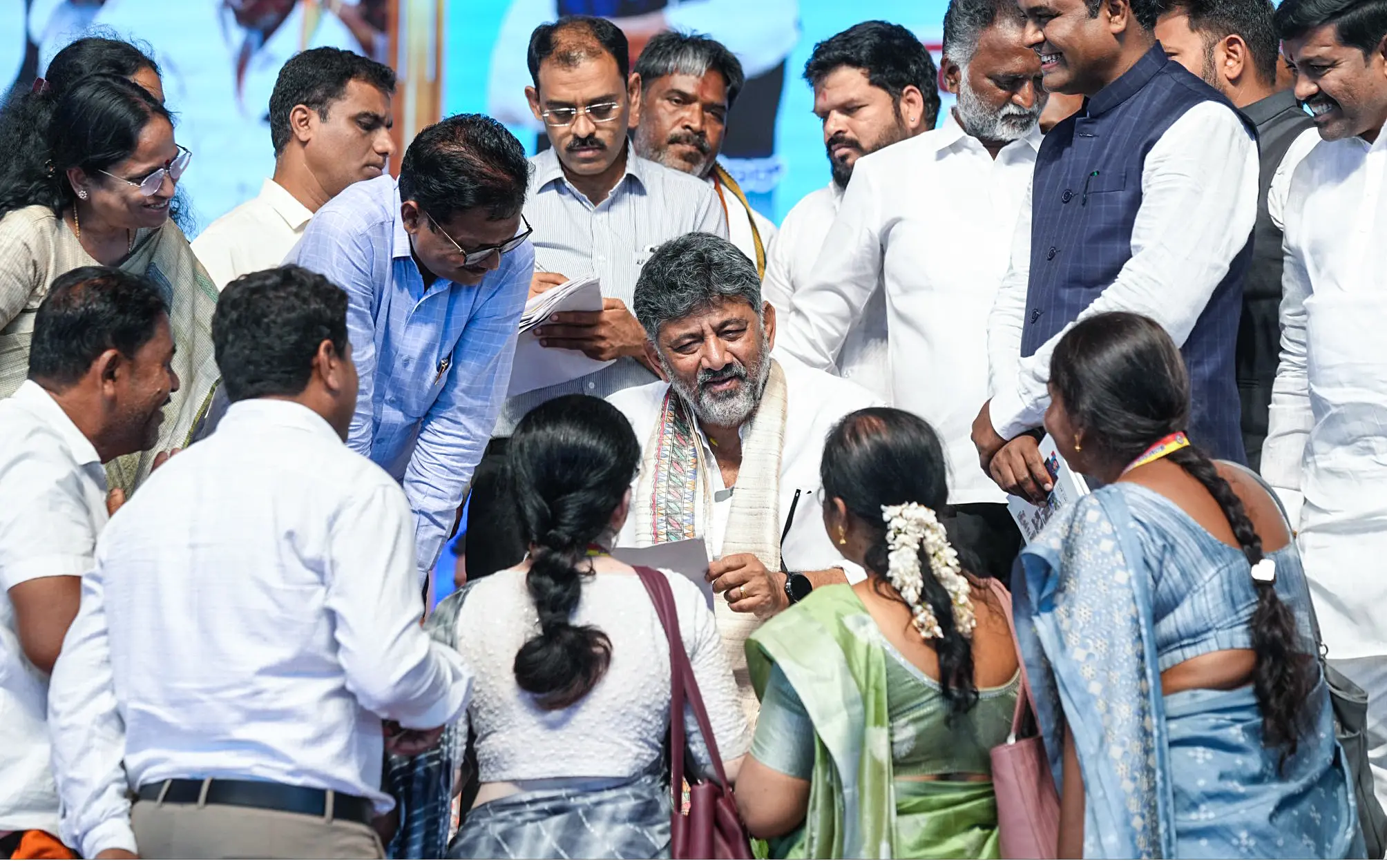 ഡികെ ശിവകുമാർ 'പ്രജാ സേവാ വകുപ്പ്' പ്രചാരണത്തിൻ്റെ ഉദ്ഘാടന വേളയിൽ ഉദ്യോഗസ്ഥരുമായി സംവദിക്കുന്നു | PHOTO: REUTERS