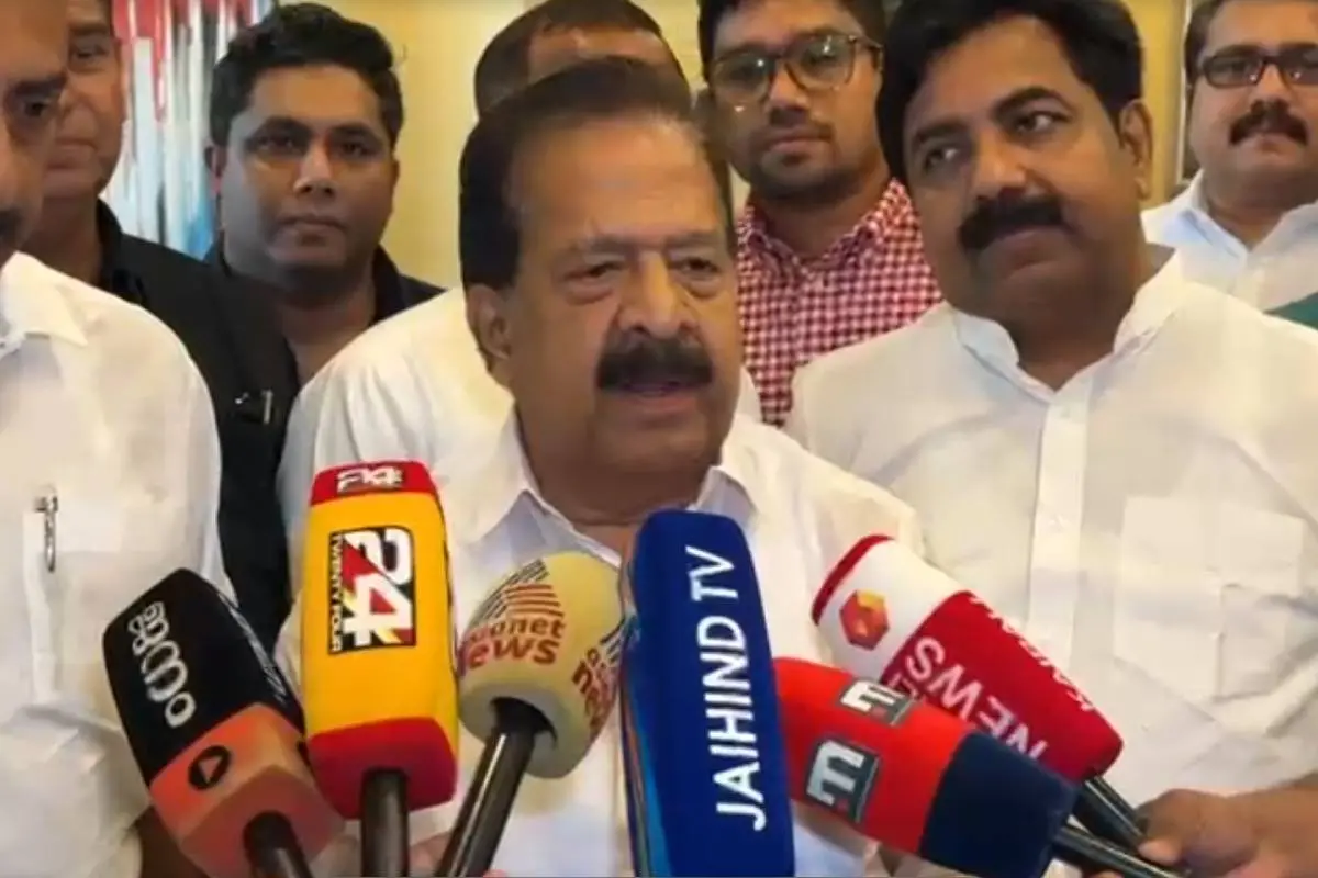 ആഭ്യന്തമന്ത്രി രമേശ് ചെന്നിത്തല യുഎഇയിൽ മാധ്യമപ്രവർത്തകരോട് സംസാരിക്കുന്നു