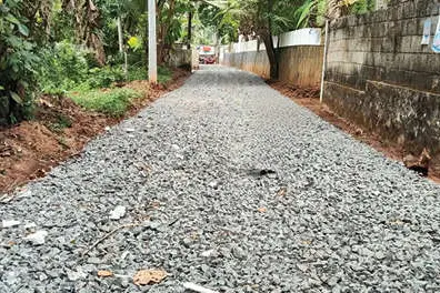 കാലായിത്തോട്ടത്തെ റോഡിലൂടെ ദുരിതയാത്ര