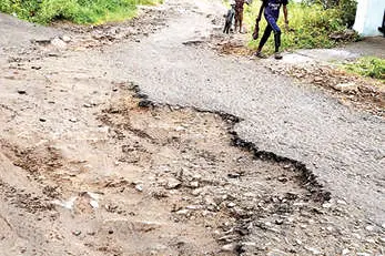 മറയൂർ ഗ്രാമം-പട്ടിക്കാട് റോഡ് തരിപ്പണമായി ഓഫ് റോഡിനെക്കാൾ കഷ്ടം