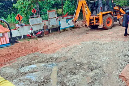 പൈപ്പുപൊട്ടി വെള്ളം ഒഴുകുന്നതിനു മുകളിൽ പാത നവീകരണം