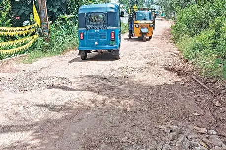 കടുവിനാൽ ലക്ഷംവീട് ജങ്ഷൻ-പാവുമ്പ ചിറയ്ക്കൽ റോഡ് ആറേകാൽ വർഷമായി യാത്രാദുരിതം