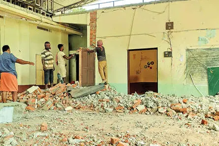 കെട്ടിടത്തിന്റെ അവശിഷ്ടങ്ങൾ നീക്കിത്തുടങ്ങി