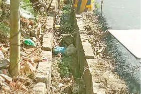 മാലിന്യം മാറ്റാതെ മേൽമൂടി നിർമാണം; കാലവർഷം തുടങ്ങിയാൽ കെണിയാകും