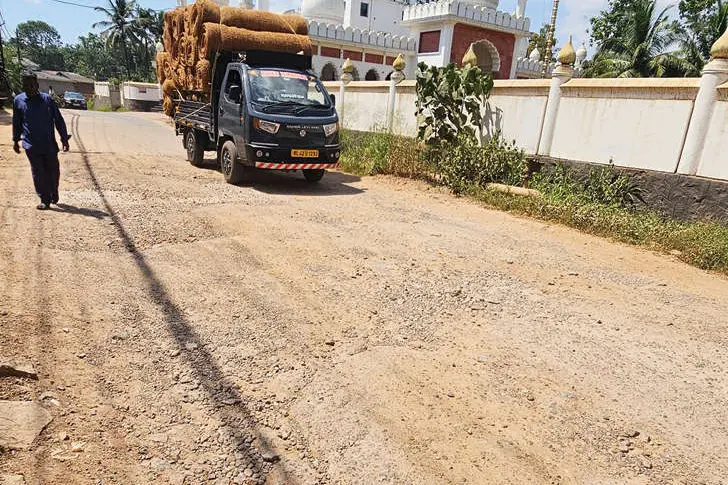 ഏനാത്ത്- പത്തനാപുരം റോഡിൽ കുഴിയടച്ചിട്ടും മാറാതെ യാത്രാദുരിതം