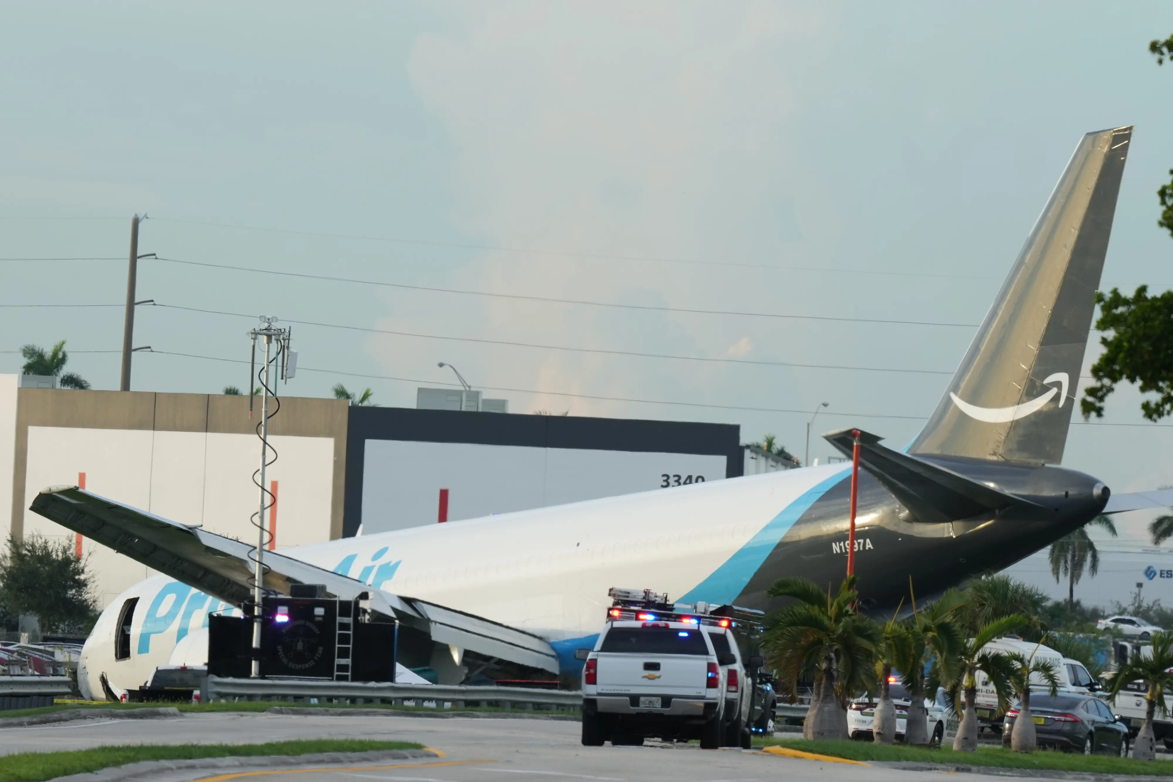 An Amazon cargo plane sits at the Miami International Airport (MIA) after it overshot the runway on Sunday, Sept. 6, 2026 | Photo: Agency
