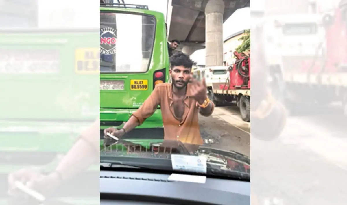 നടുറോഡിൽ കാർ യാത്രക്കാരനെ തടഞ്ഞ് അശ്ലീല ആംഗ്യം കാണിക്കുന്ന മുഹമ്മദ് അൻസാർ