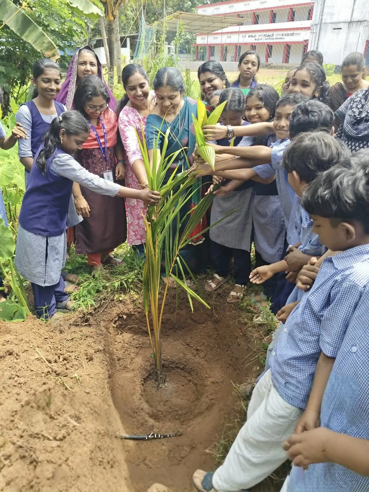 7CHARU3A.jpg ലോക നാളികേരദിനാചരണത്തിന്റെ ഭാഗമായി ഇടപ്പോണ്‍ ഹൈസ്‌കൂളില്‍ സീഡ് ക്ലബ്ബിന്റെ നേതൃത്വത്തില്‍ തെങ്ങിന്‍തൈ നടുന്നു