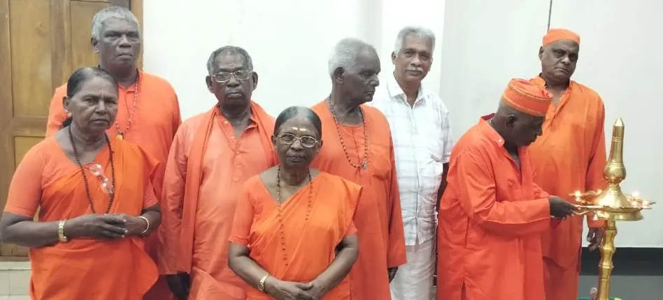 7mvk5 Subhanandasramam.jpg കൊറ്റാര്‍കാവ് ശുഭാനന്ദാദര്‍ശാശ്രമത്തില്‍ മഹാപ്രാര്‍ഥനായജ്ഞ സമാപനത്തിനു മഠാധിപതി സ്വാമി ജ്ഞാനാനന്ദ ദീപം തെളിക്കുന്നു