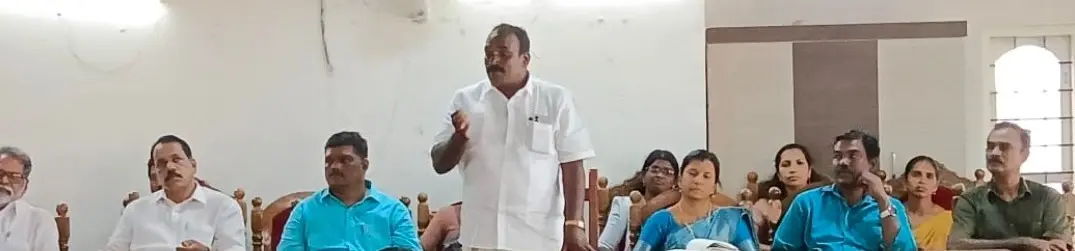 മറയൂരിൽ കരിമ്പുകർഷകരുടെ ഗ്രാമസഭ ജില്ലാ പഞ്ചായത്തംഗം ഈശ്വരൻ ഉദ്ഘാടനം ചെയ്യുന്നു