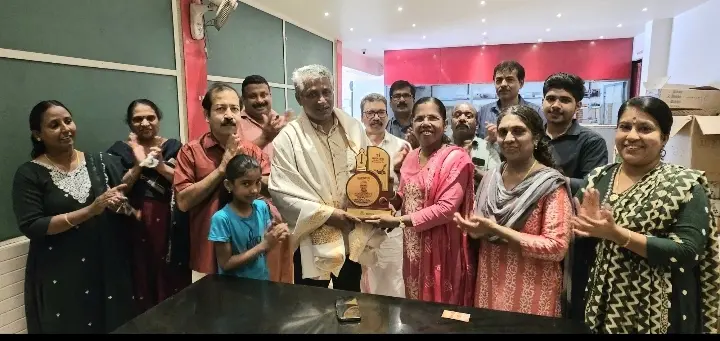 സംസ്ഥാന അധ്യാപക അവാർഡ് നേടിയ മമ്പറം ഹയർസെക്കൻഡറി സ്കൂൾ പ്രഥമാധ്യാപകൻ കെ. വിനോദ് കുമാറിനെ ചക്കരക്കൽ സമന്വയ അനുമോദിക്കുന്നു