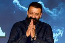 ജയിലിൽ പോലും മറാഠി പഠിക്കാൻ പറ്റിയില്ലെന്ന് സഞ്ജയ് ദത്ത്, വേദിയിൽ മറാഠി സംസാരിക്കണമെന്ന് മന്ത്രിയും