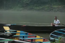 ഒഴുക്ക് ഉരുട്ടിയെടുത്ത ഡൗക്കിയിലെ കല്ലുകൾ നിറഞ്ഞ ഉമൻഗോട്ട് നദി, അതിർത്തി കടക്കുന്ന കല്ലുകൾ