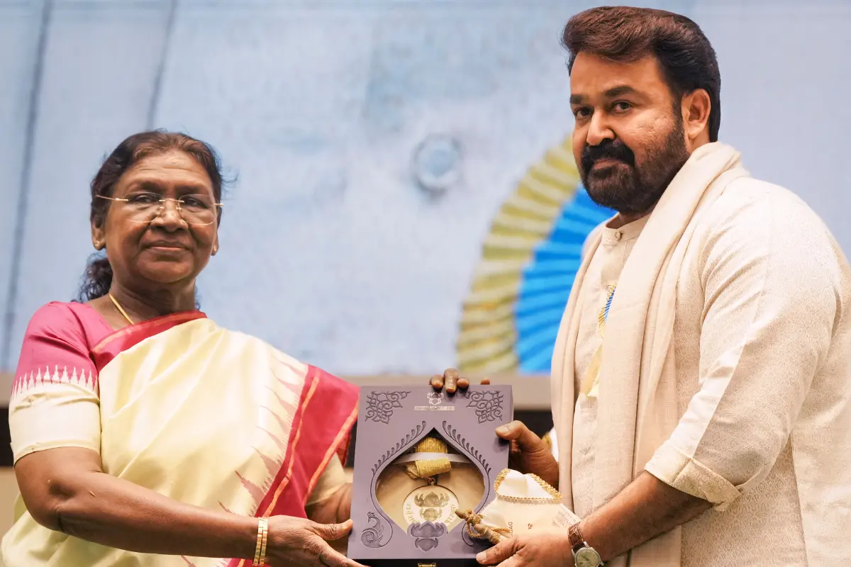 President Droupadi Murmu presents the 'Dadasaheb Phalke award for 2023' to Malyalam film actor Mohanlal during the 71st National Film Awards, in New Delhi.| File image: PTI
