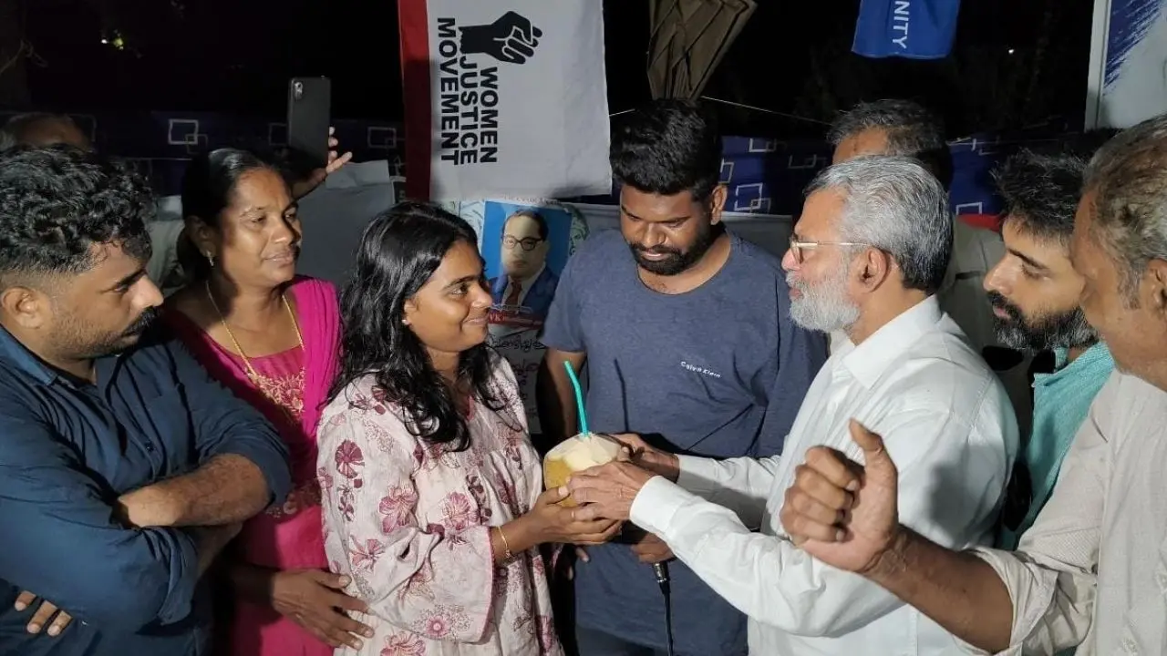 സമരം ഒത്തുതീര്‍പ്പായതിനെ തുടര്‍ന്ന് കുറുക്കോളി മൊയ്തീന്‍ എം.എല്‍.എ.അനഘ ശശിക്ക് ഇളനീര്‍ വെള്ളം നല്‍കി സമരം അവസാനിപ്പിക്കുന്നു