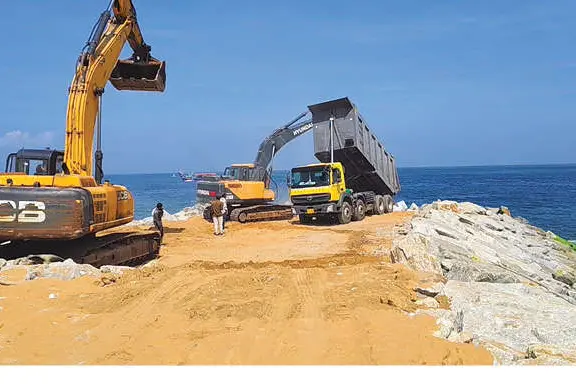 മുതലപ്പൊഴി ഹാർബർ: തെക്കേ പുലിമുട്ടുനിർമാണം പുനരാരംഭിച്ചു