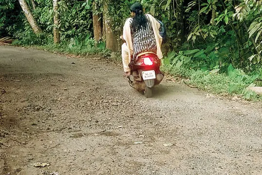 പ്രളയത്തിൽ തകർന്നടിഞ്ഞ് നാറാണത്ത് പടി- പള്ളിപ്പടി റോഡ്