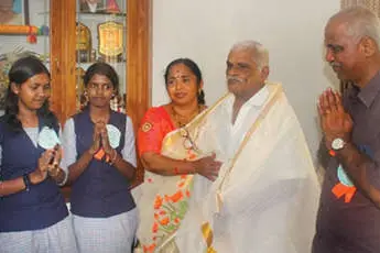 പൂർവാധ്യാപകരെ വീടുകളിലെത്തി ആദരിച്ച് വിദ്യാർഥികൾ