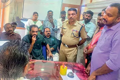 അങ്കണവാടിക്ക് ഭീഷണിയായി മണ്ണെടുപ്പ്; പഞ്ചായത്ത് സെക്രട്ടറിയെ ഉപരോധിച്ച് എൽ.ഡി.എഫ്.