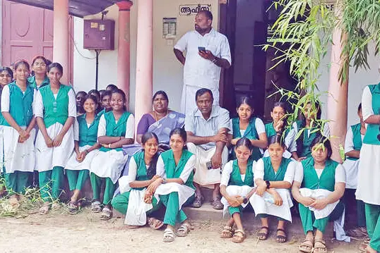 കുട്ടികൾ ദേവസ്വം ബോർഡ് ഓഫീസ് ഉപരോധിച്ചു