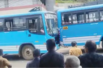 സ്വകാര്യബസ് മറ്റൊരു ബസിന്റെ പിന്നിൽ ഇടിച്ച് 16 പേർക്ക് പരിക്ക്