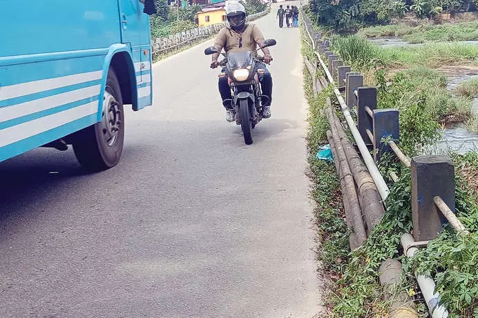 ആര് പറഞ്ഞിട്ടും കാര്യമില്ല... കേബിൾ പൈപ്പ് ഇവർ മാറ്റില്ല