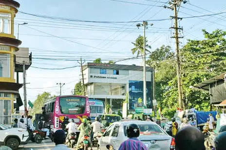 വെള്ളാങ്ങല്ലൂർ ജങ്ഷനിൽ കുരുക്ക് രൂക്ഷം