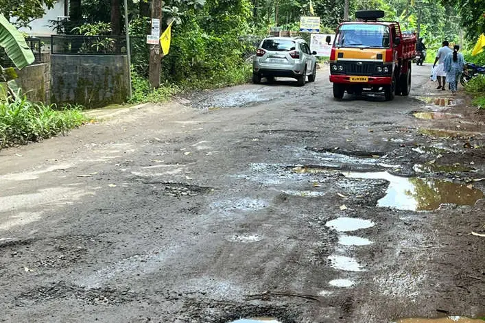 ഒറ്റപ്പാലം-മംഗലാംകുന്ന് റോഡിൽ; ദുരിതയാത്ര, പ്രതിഷേധം
