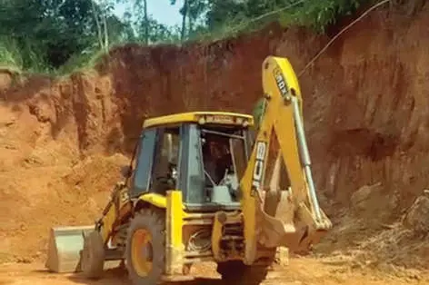 കുന്നിടിച്ച് മണ്ണെടുപ്പ്; മണ്ണുമാന്തിയന്ത്രവും ടിപ്പർ ലോറികളും പിടിയിൽ
