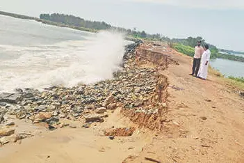 കീഴൂർ കടപ്പുറത്ത് പുലിമുട്ടിലേക്കുള്ള മൺതിട്ട ഇടിഞ്ഞുതീരുന്നു