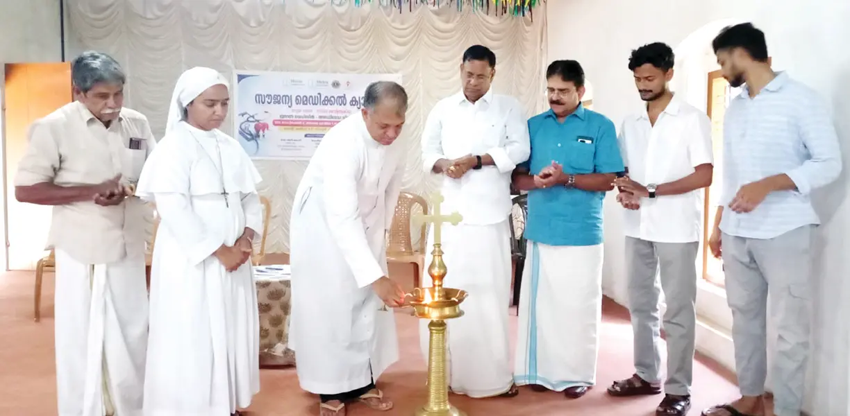 വെളയനാട് സെയ്ന്റ്‌ മേരീസ് പള്ളി കെ.സി.വൈ.എം.,  കൊമ്പൊടിഞ്ഞാമാക്കൽ ലയൺസ് ക്ലബ്ബ് എന്നിവ സംയുക്തമായി നടത്തിയ മെഡിക്കൽ ക്യാമ്പ് പള്ളിവികാരി ഫാ. ജിനു വെണ്ണാട്ടുപറമ്പിൽ ഉദ്ഘാടനം ചെയ്യുന്നു