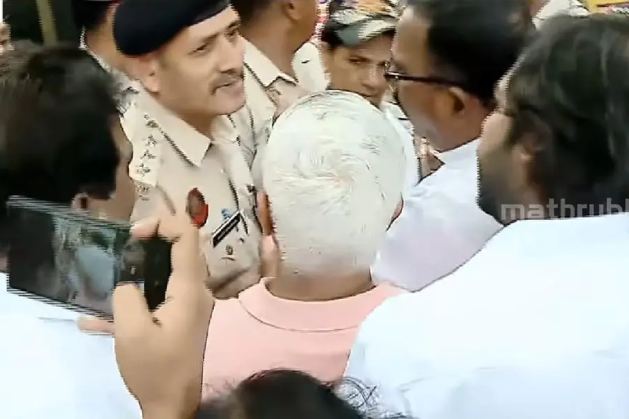 ഖാർഗെയ്ക്കെതിരായ ജാതി അധിക്ഷേപം: പാർലമെന്റ് സ്ട്രീറ്റ് പോലീസ് സ്റ്റേഷൻ ഉപരോധിച്ച് കോൺഗ്രസ് എംപിമാർ