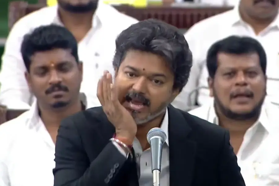 താടിക്കൊണ്ടുള്ള ആംഗ്യം; സ്റ്റാലിനെ പരിഹസിച്ചതായി ആരോപണം, വിശദീകരണം നൽകി വിജയ്