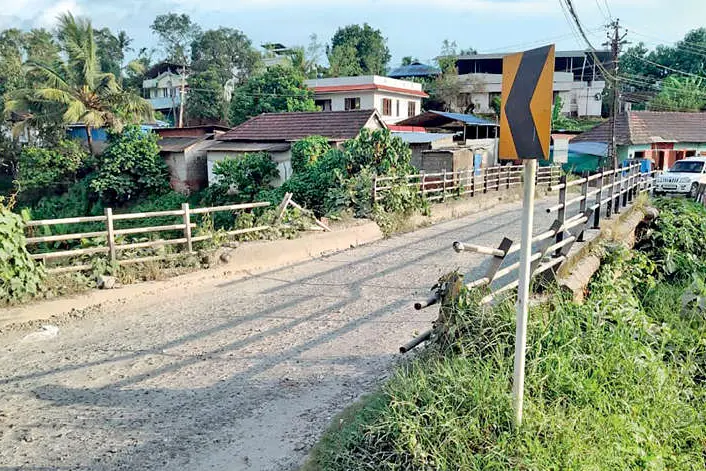 വാളക്കോട്ട് നിലവിലെ പാലത്തിൽ ഗതാഗതം തുടരും