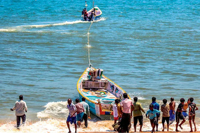 മത്സ്യത്തൊഴിലാളികളുടെ വള്ളം കടലിൽ മറിഞ്ഞു